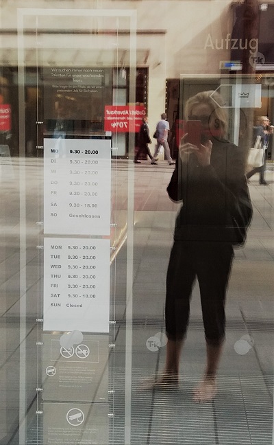 barefoot in Mariahilferstraße